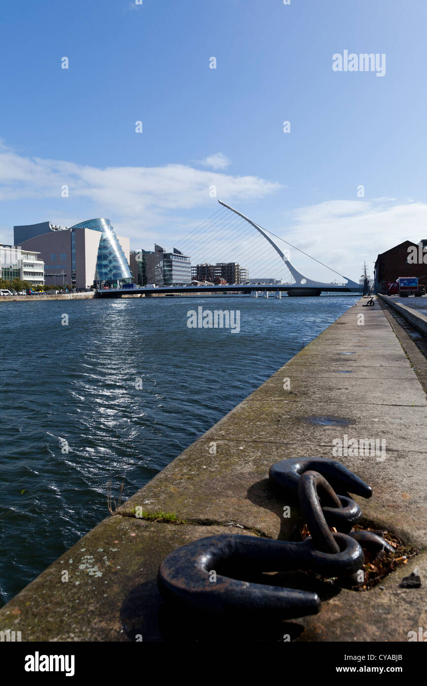 El Samuel Beckett bridge en Dublín, diseñado por Santiago Calatrava. Foto de stock