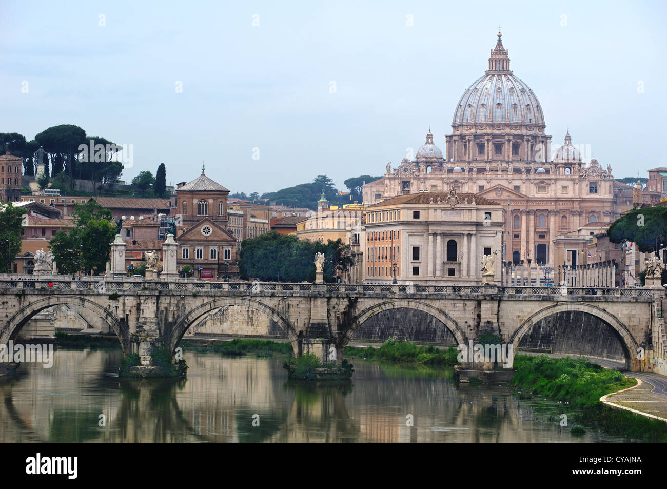 Vaticano, el Ponte Sant'Angelo y el río Tíber Foto de stock