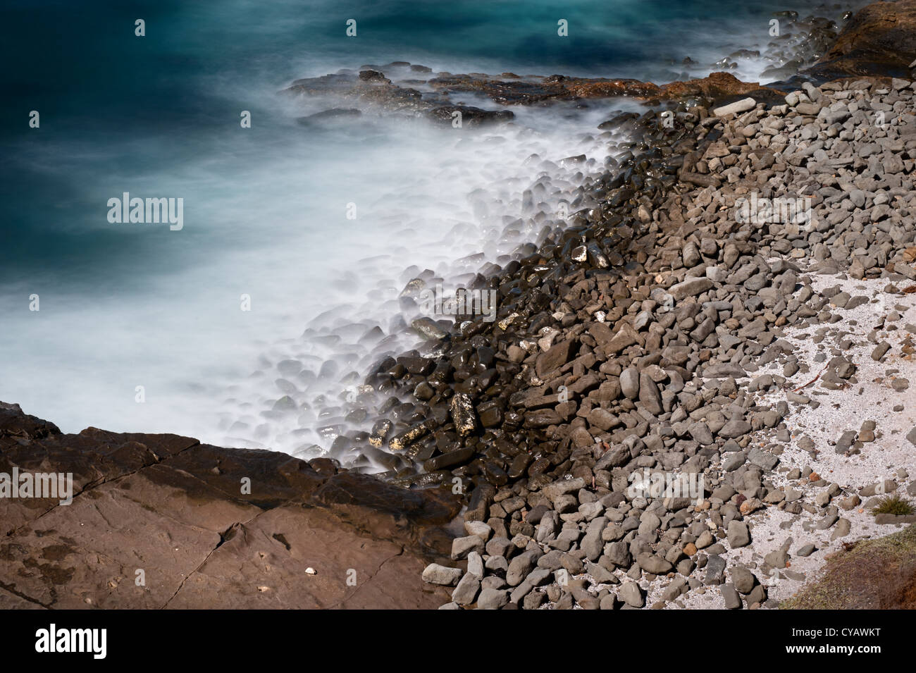 Moody, una imagen oscura de un escarpado litoral Foto de stock
