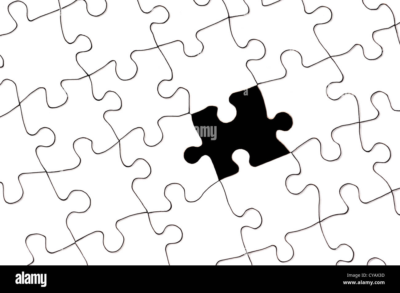 Un puzzle en blanco blanco con una sola pieza faltante. Foto de stock