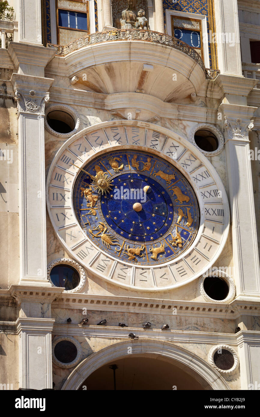 Italia, Venecia, la torre del reloj con el reloj astronómico, del siglo XV, la plaza de San Marcos, la UNESCO Foto de stock