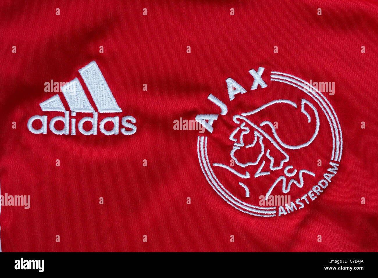 Adidas y el Ajax de Amsterdam logotipos en rojo camiseta de fútbol Fotografía de -