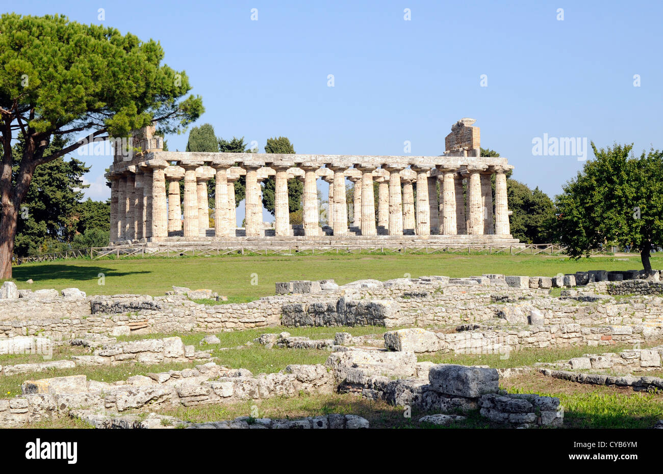 El Templo de Atenea (también conocido como templo de Ceres), finales del siglo VI A.C. Restos romanos en primer plano. Paestum, al sur de Nápoles. Foto de stock