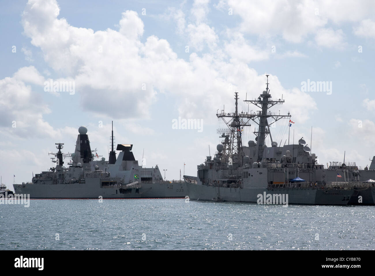 Británico de buques de guerra de la Marina de EEUU y Brasil la mole del muelle del puerto de Key West Florida, EE.UU. Foto de stock