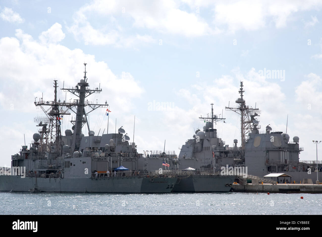 La fragata clase perry uss underwood burke clase destructor USS gravemente los buques de guerra de la Marina la mole del muelle del puerto de Key West Florida, EE.UU. Foto de stock