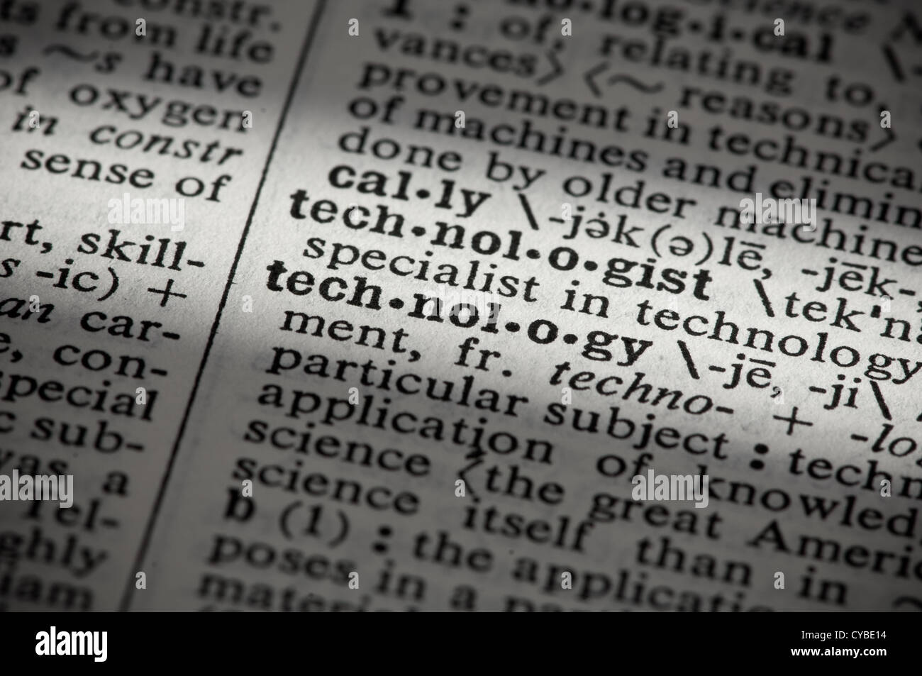 Primer plano de una página en un diccionario inglés con la palabra 'tecnología' resaltada. Foto de stock