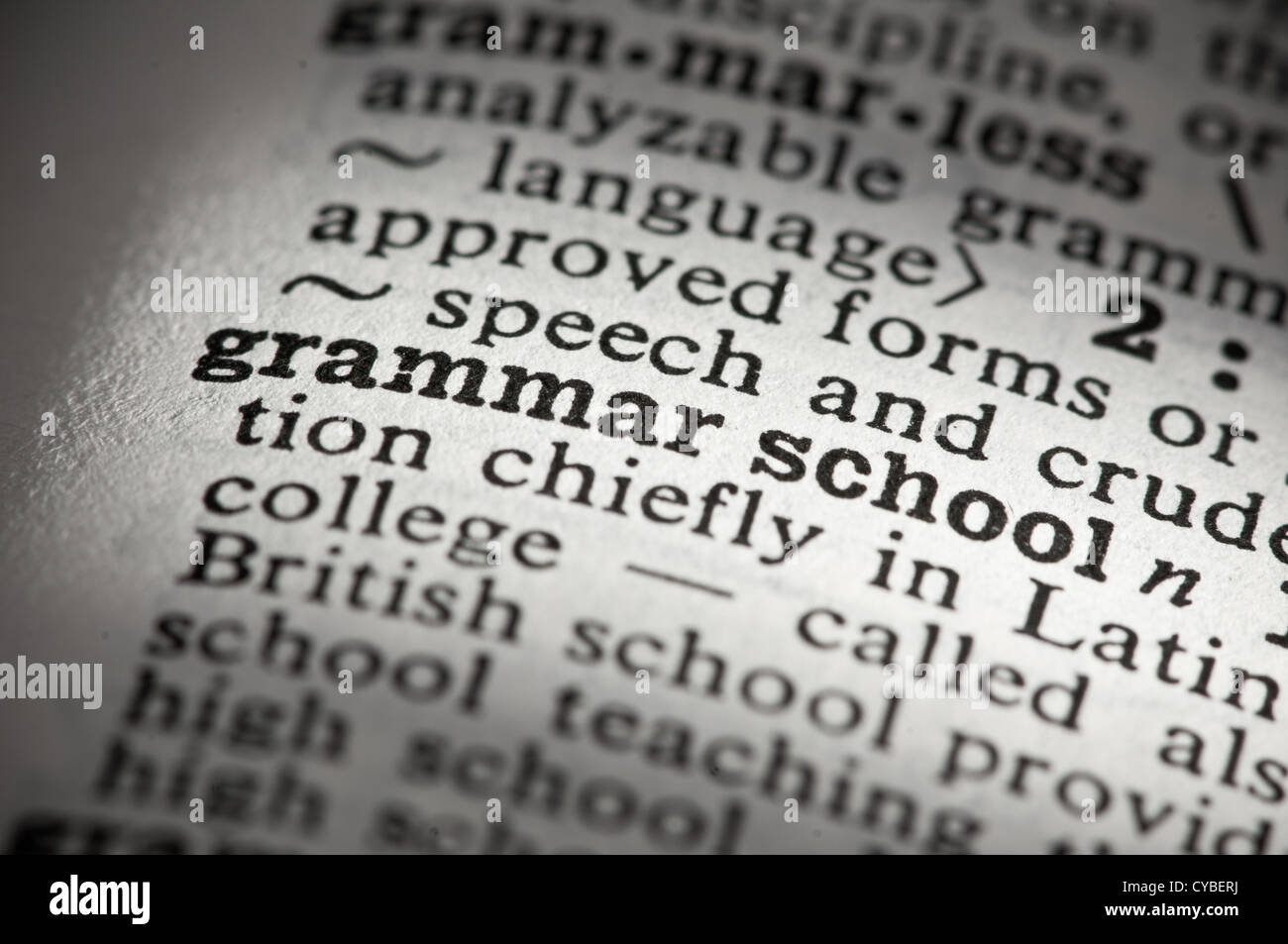 Primer plano de una página en un diccionario inglés con las palabras