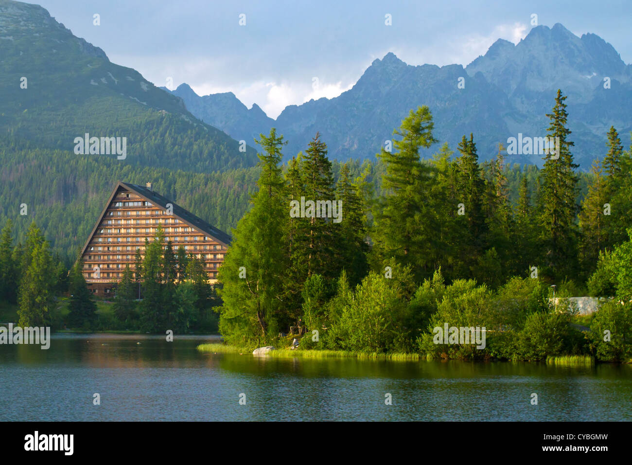 Strbske Pleso, hermoso lago en altas montañas Tatras, Eslovaquia Foto de stock