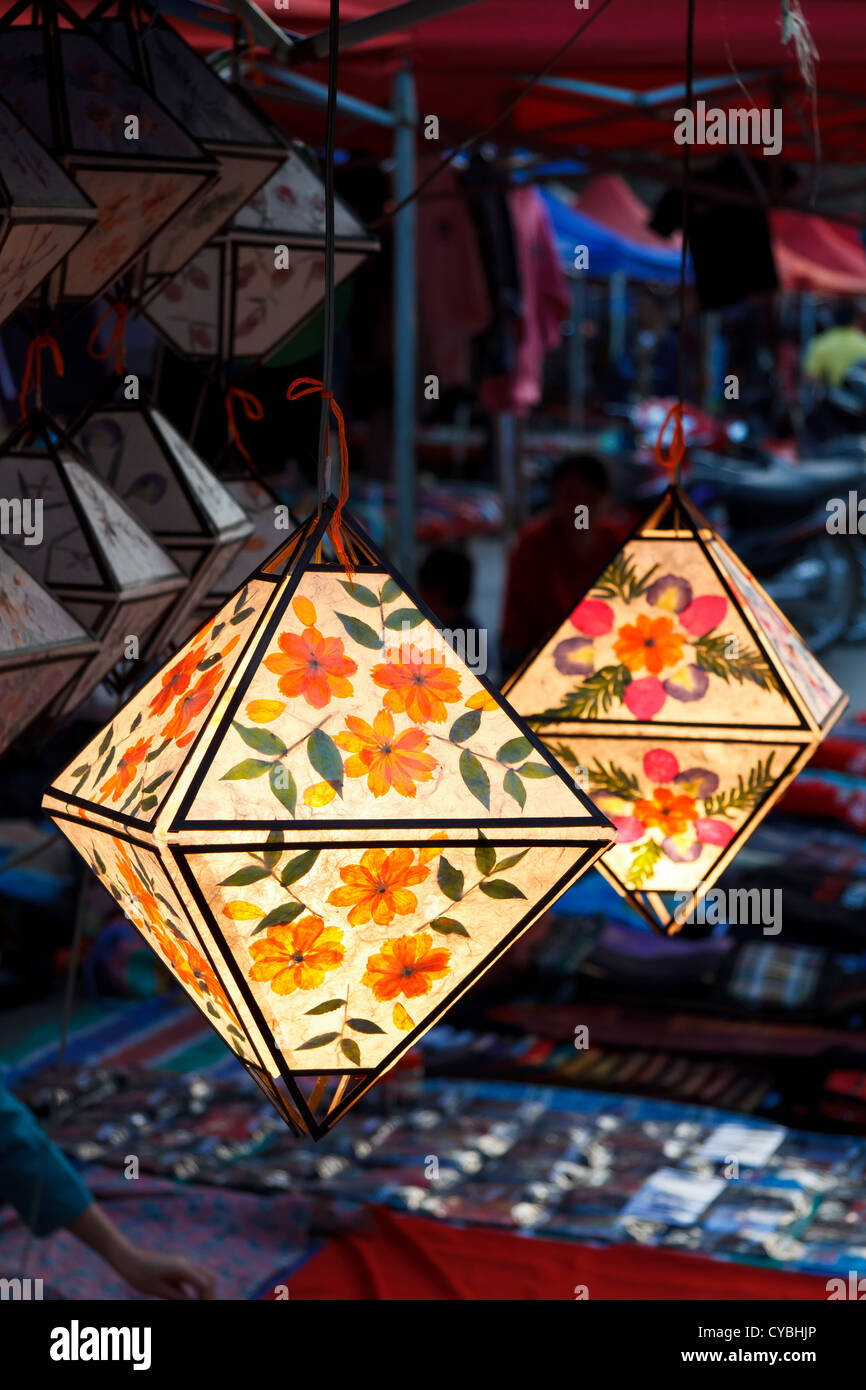 Venta de lámparas de papel en un mercado callejero en Luang Prabang, Laos Foto de stock