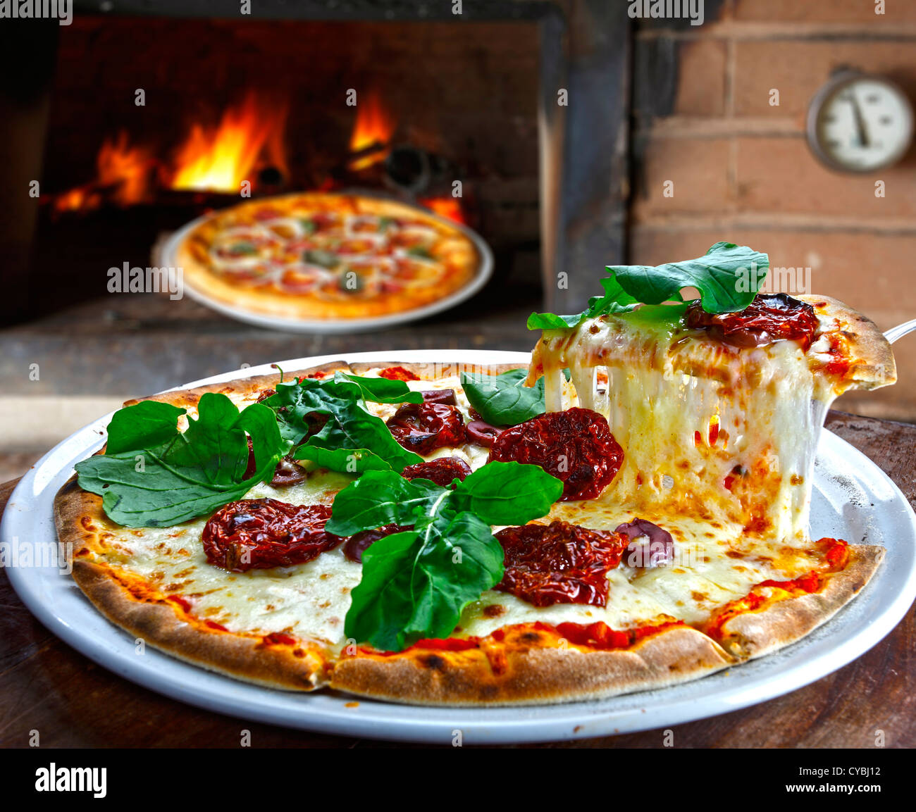 Horno de leña pizza Fotografía de stock - Alamy