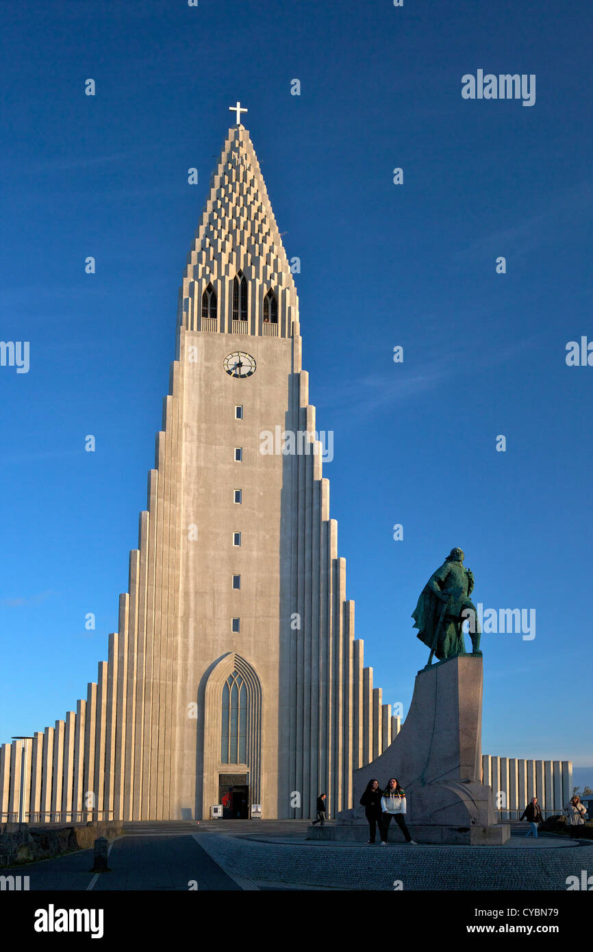 Catedral y estatua de Leif Eriksson al atardecer, Reykjavik, Iceland Foto de stock