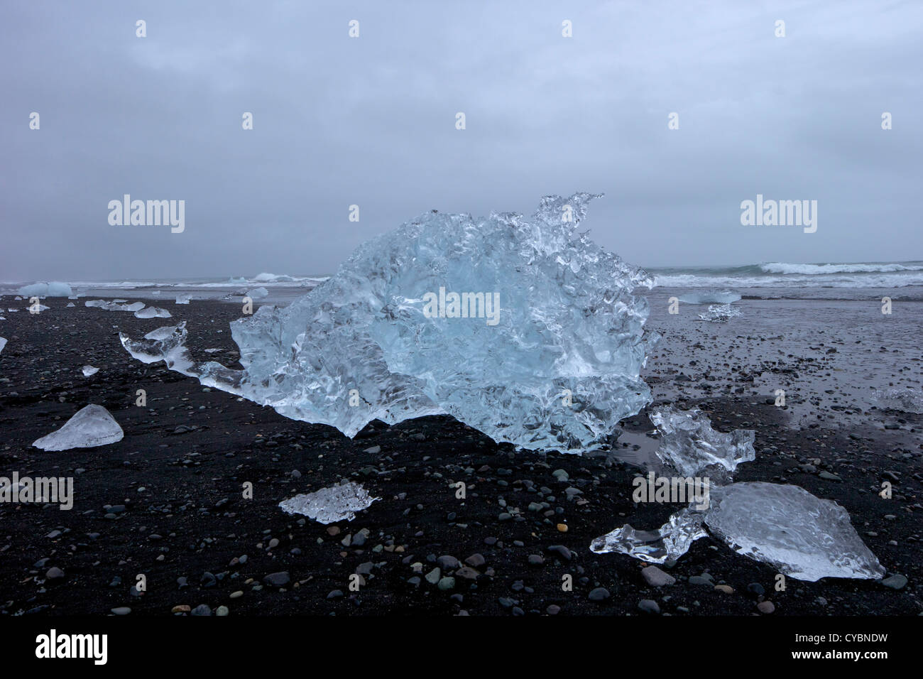 Fusión iceberg sobre el litoral en Jokulsarlon, Islandia Foto de stock