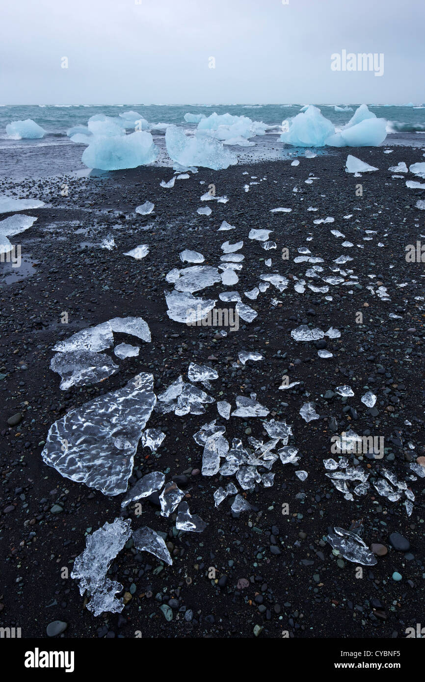 Derretimiento de hielos en el litoral en Jokulsarlon, Islandia Foto de stock