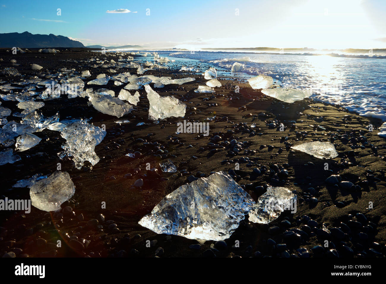 Los icebergs en la playa de arena volcánica en Jokulsarlon Islandia Foto de stock