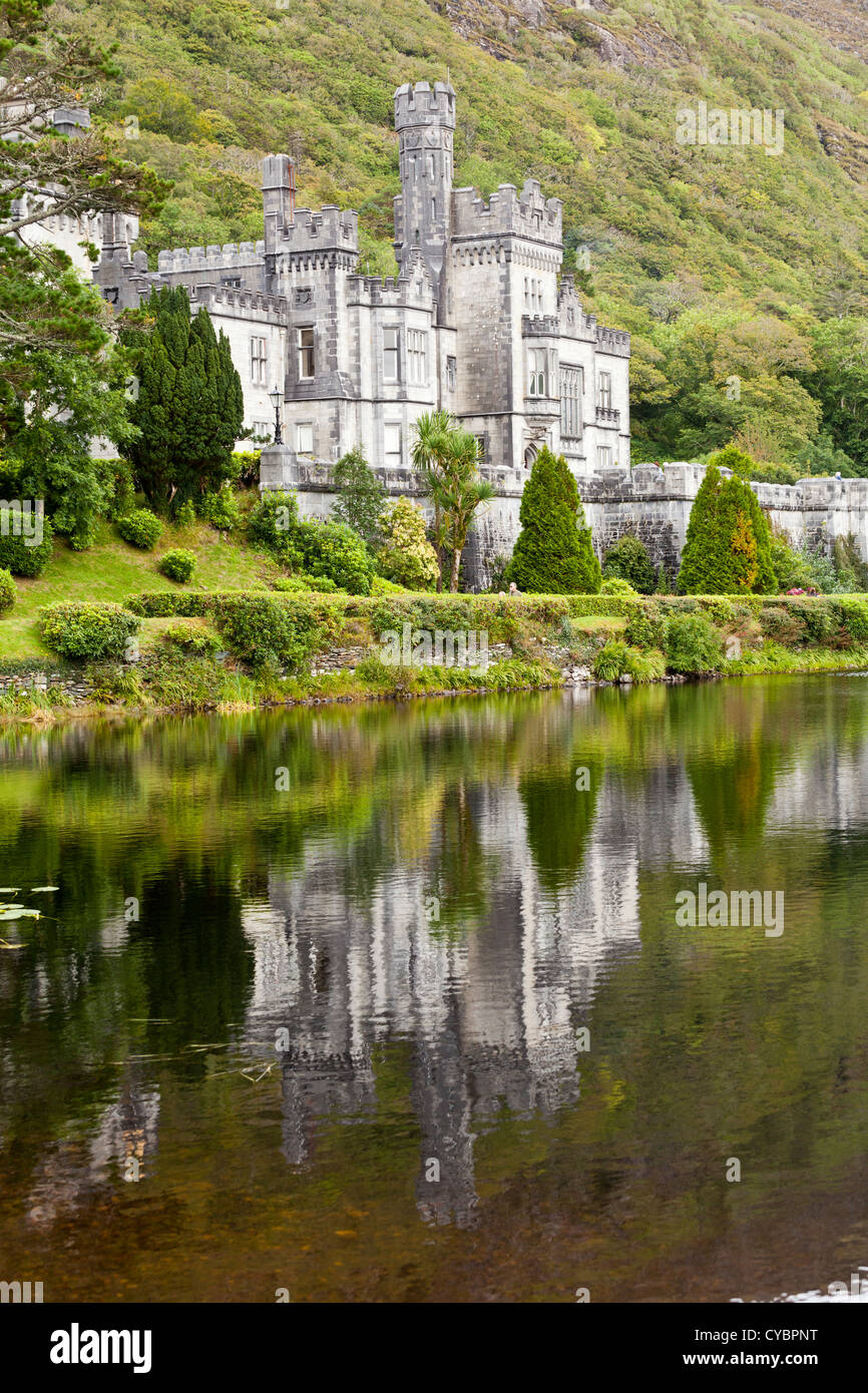 La abadía de Kylemore monasterio benedictino fundado en 1920 por motivos de Kylemore Castle, en Connemara, Condado de Galway, Irlanda. Foto de stock