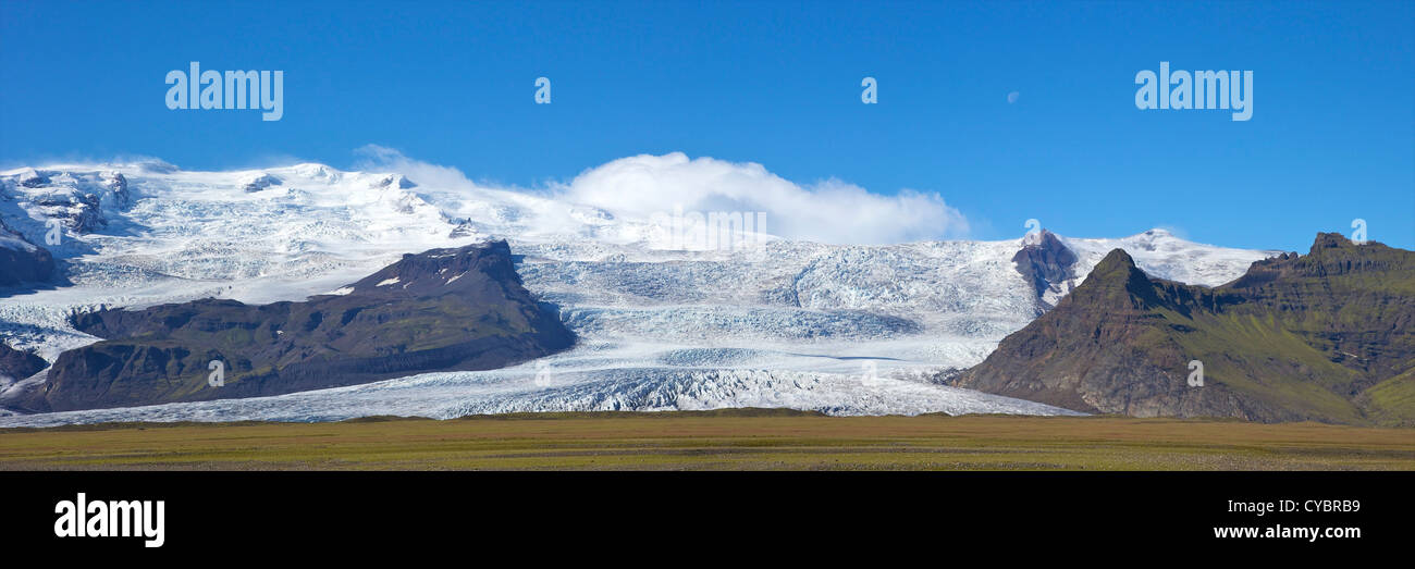 Foto Panorámica de los glaciares y la nieve sobre el casquete de hielo masiva de Vatnajokull cerca de Jokulsarlon, Islandia Foto de stock
