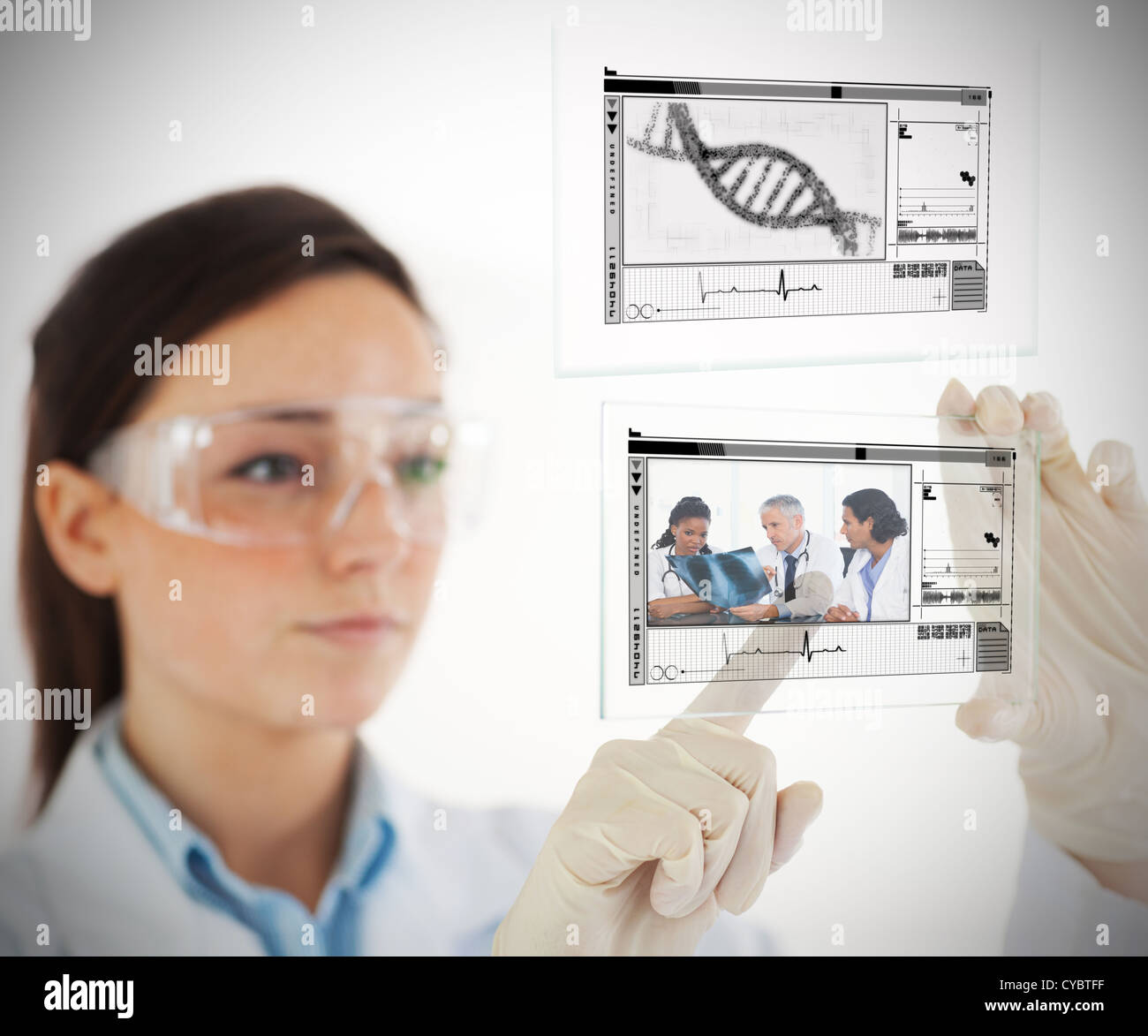 Técnico de laboratorio selección de imagen médica desde la interfaz de holograma Foto de stock