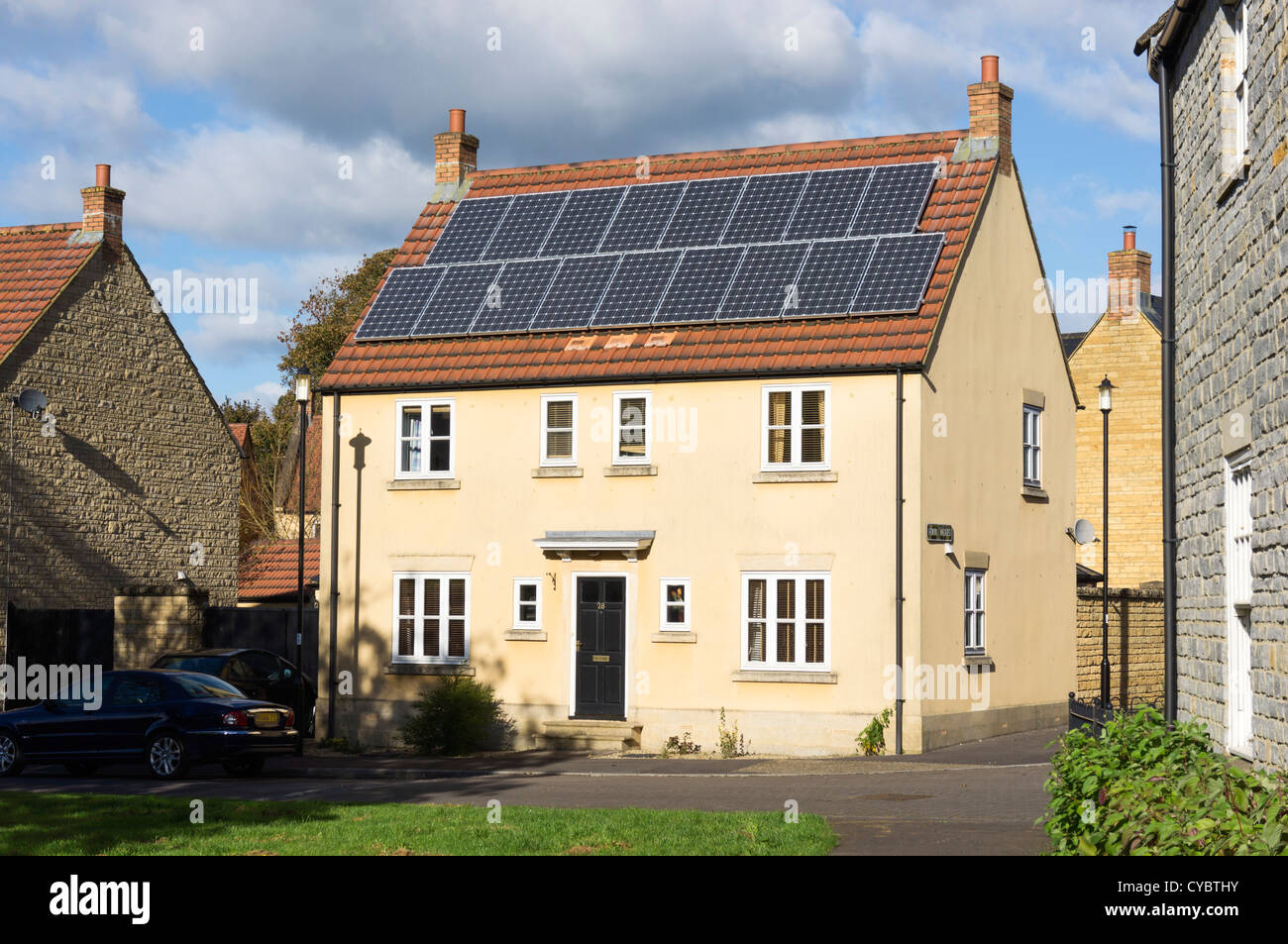 Paneles Solares - en una casa residencial, Inglaterra, Reino Unido. Foto de stock