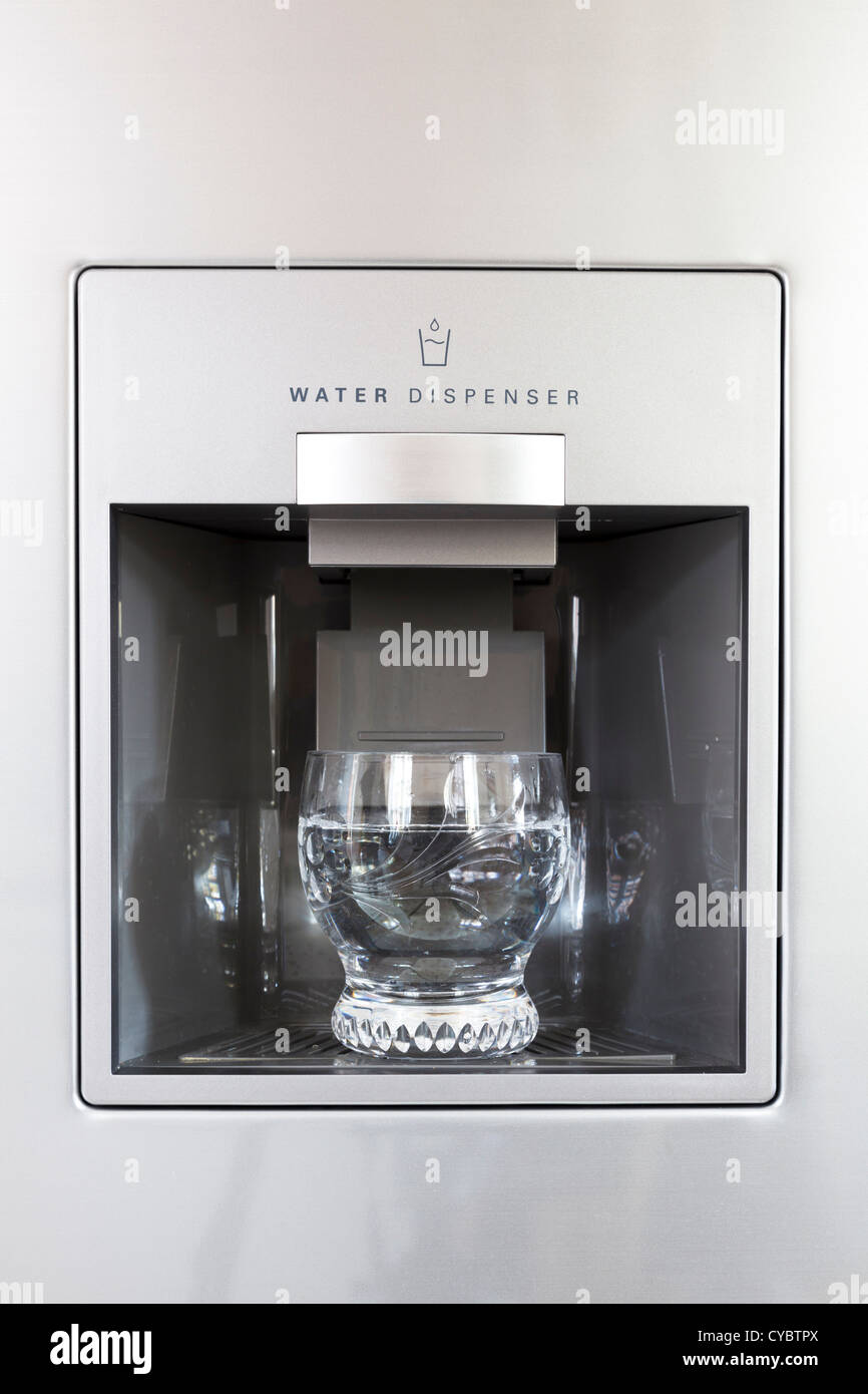 Water dispenser fridge fotografías e imágenes de alta resolución - Alamy