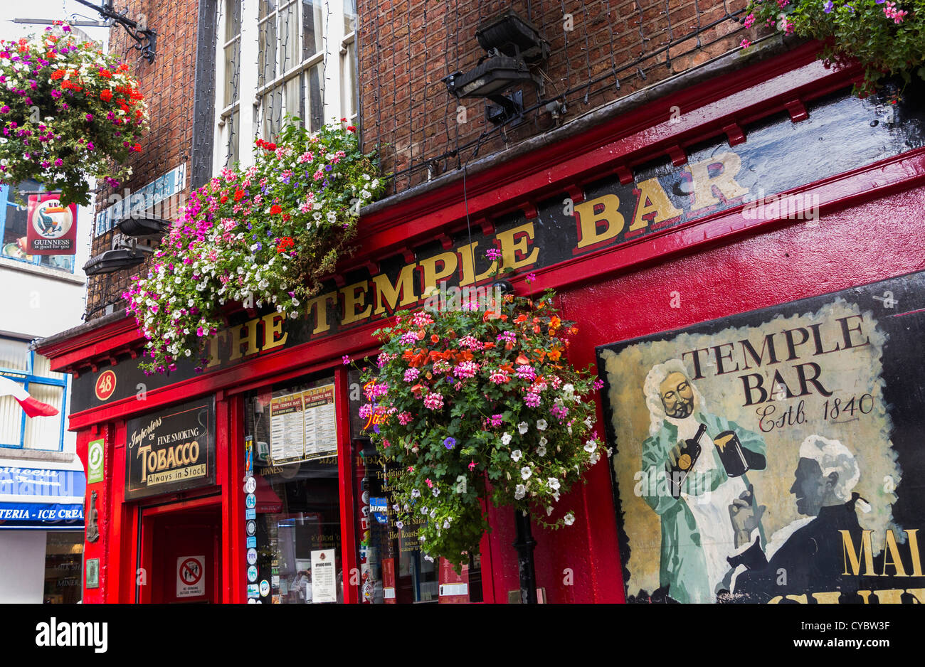 El Temple Bar Pub, Temple Bar, Dublin, Irlanda - un famoso pub irlandés en el centro de la ciudad Foto de stock