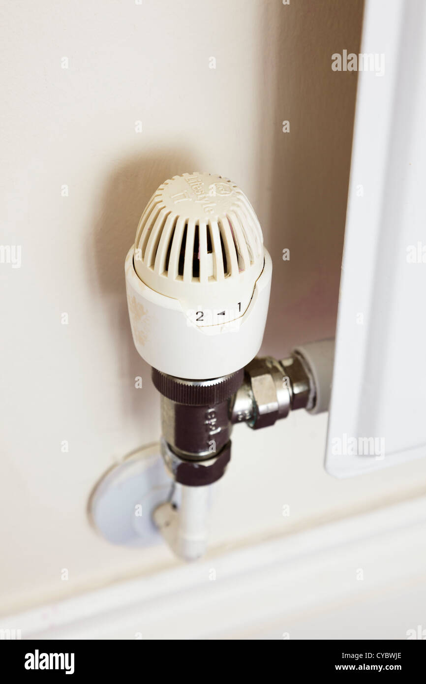 Termostato de control de temperatura del radiador cierre de válvula en un  ajuste bajo Fotografía de stock - Alamy