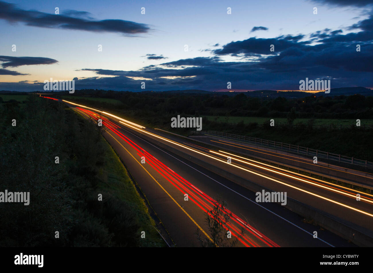 Rayas de luz en una autopista en la noche, REINO UNIDO Foto de stock