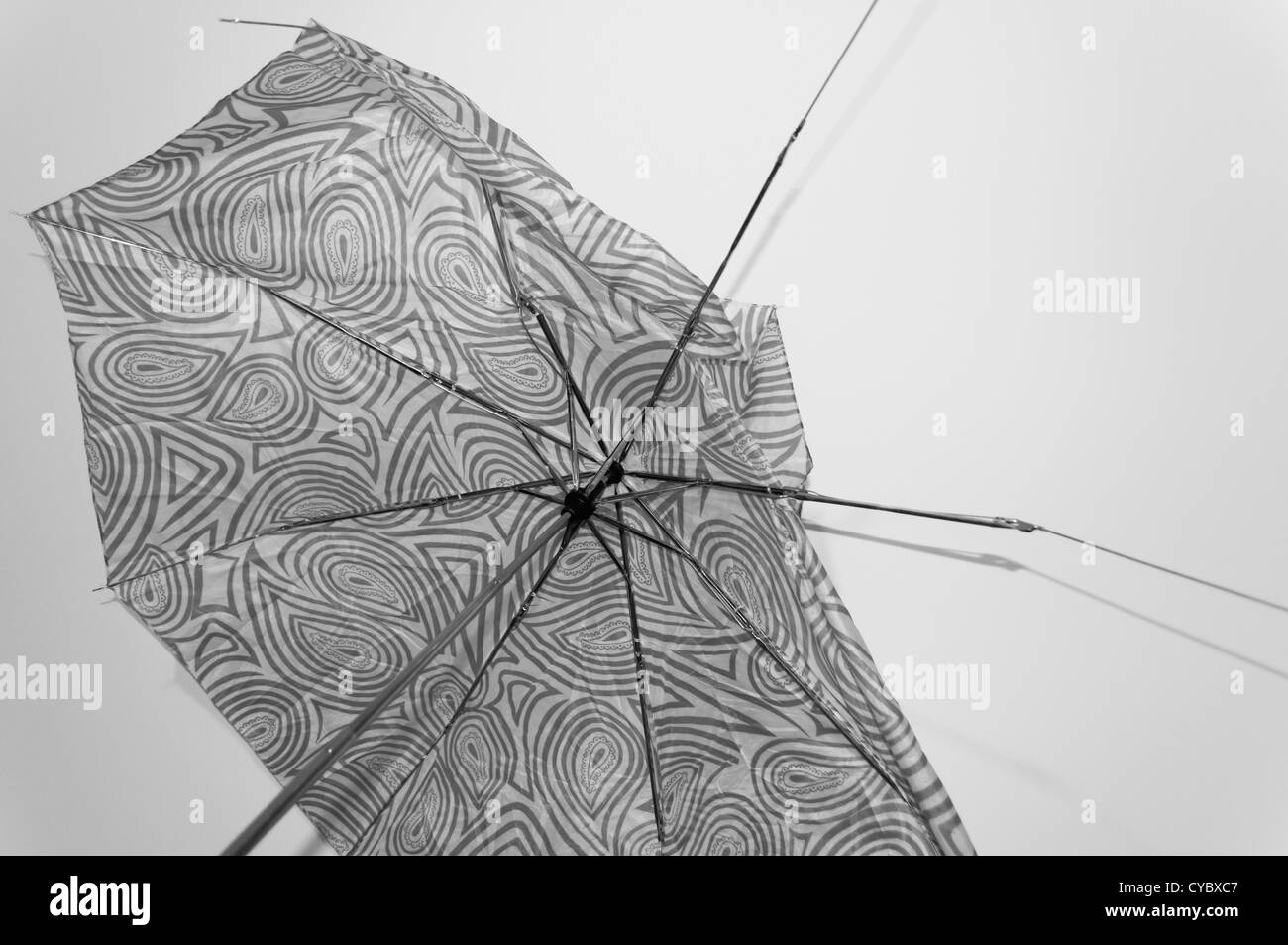 Paraguas roto y lluvia Imágenes de stock en blanco y negro - Alamy