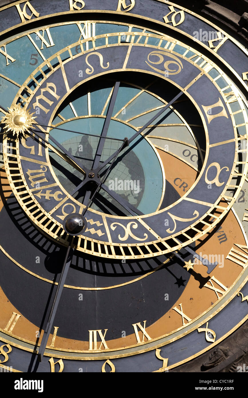Una visión abstracta del famoso reloj astronómico de Praga Praga Orloj Foto de stock