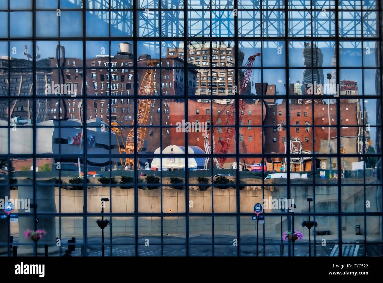 Reflejo de un sitio de construcción y otros edificios de windows en el Centro de Convenciones Jacob K. Javits Center, Manhattan, Ciudad de Nueva York. Foto de stock