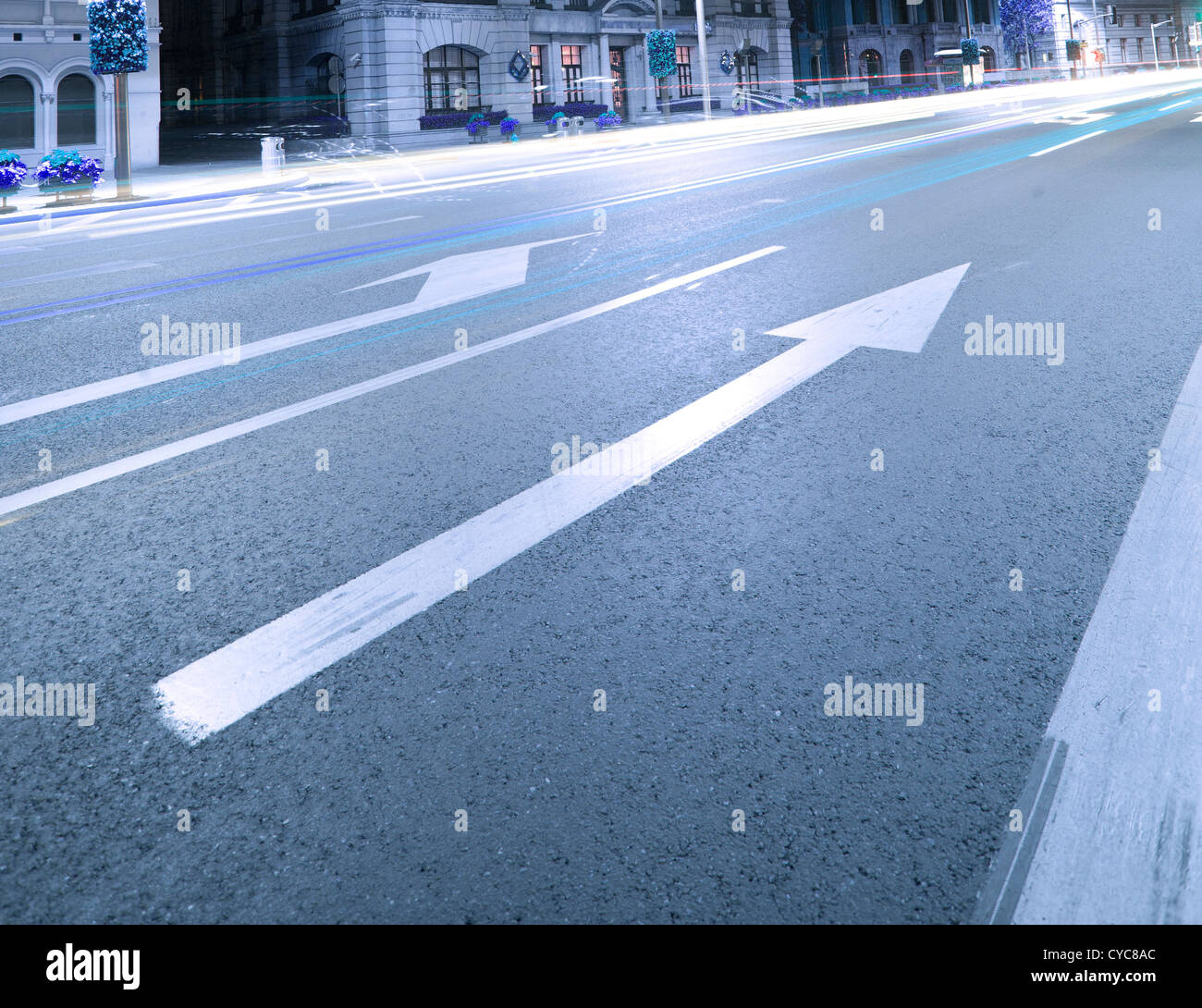 Signo de flecha de tráfico en Shanghai bund Foto de stock