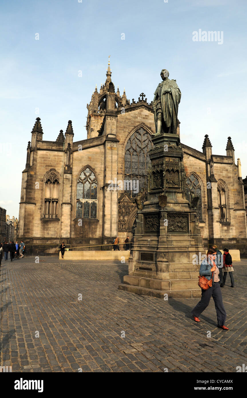 Vista de la catedral de St.giles y la plaza delante Foto de stock