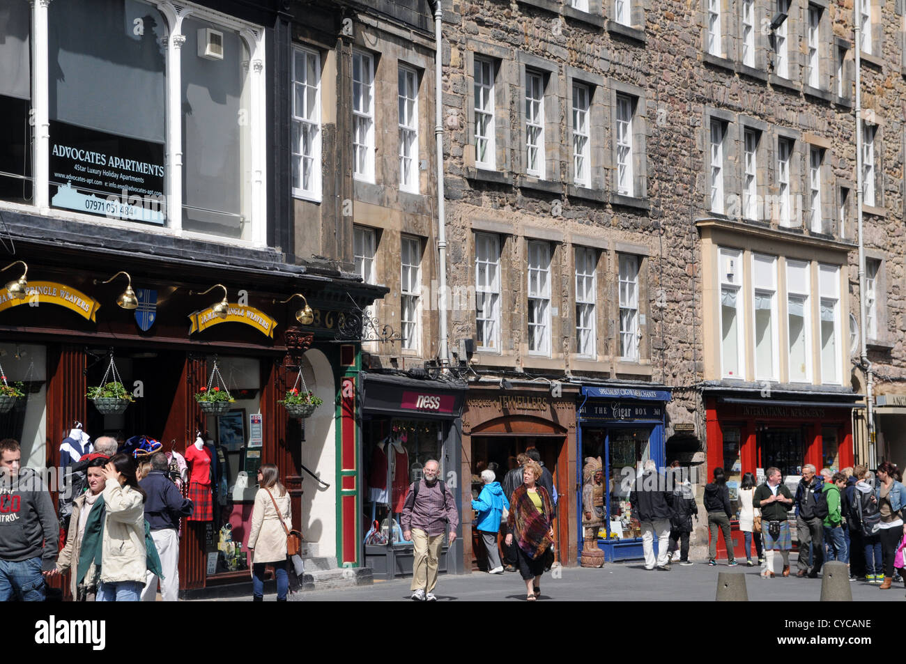 Los turistas que están comprando en la pintoresca calle alta, Escocia, Europa Foto de stock