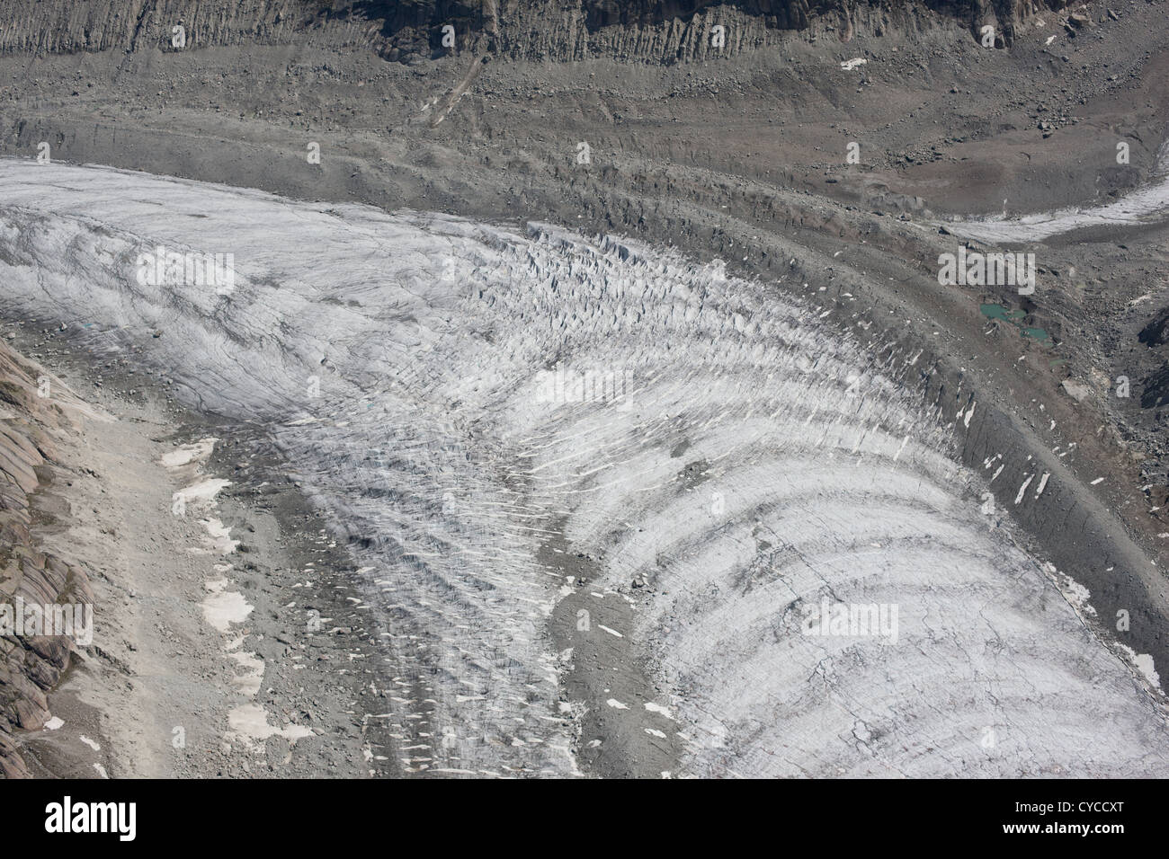 VISTA AÉREA. Forbes bandas u odas en un glaciar. Una banda equivale a un año. Chamonix Mont-Blanc, Mer de Glace, Alta Saboya, Francia. Foto de stock