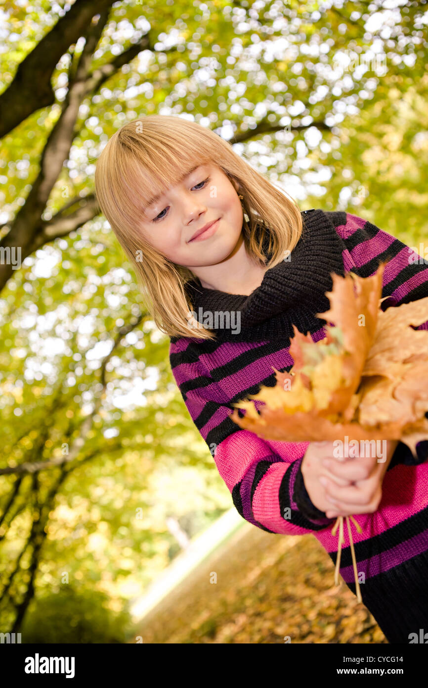Retrato de una niña en el parque de otoño Foto de stock