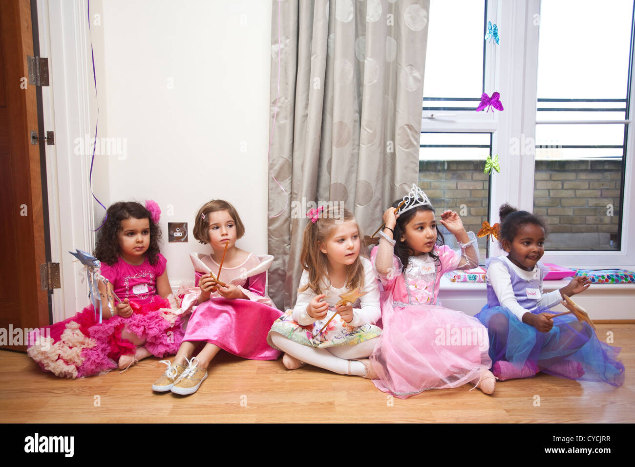 niñas de 5 años todos los vestidos de fiesta de cumpleaños como en atuendos de fiesta Fotografía de stock -