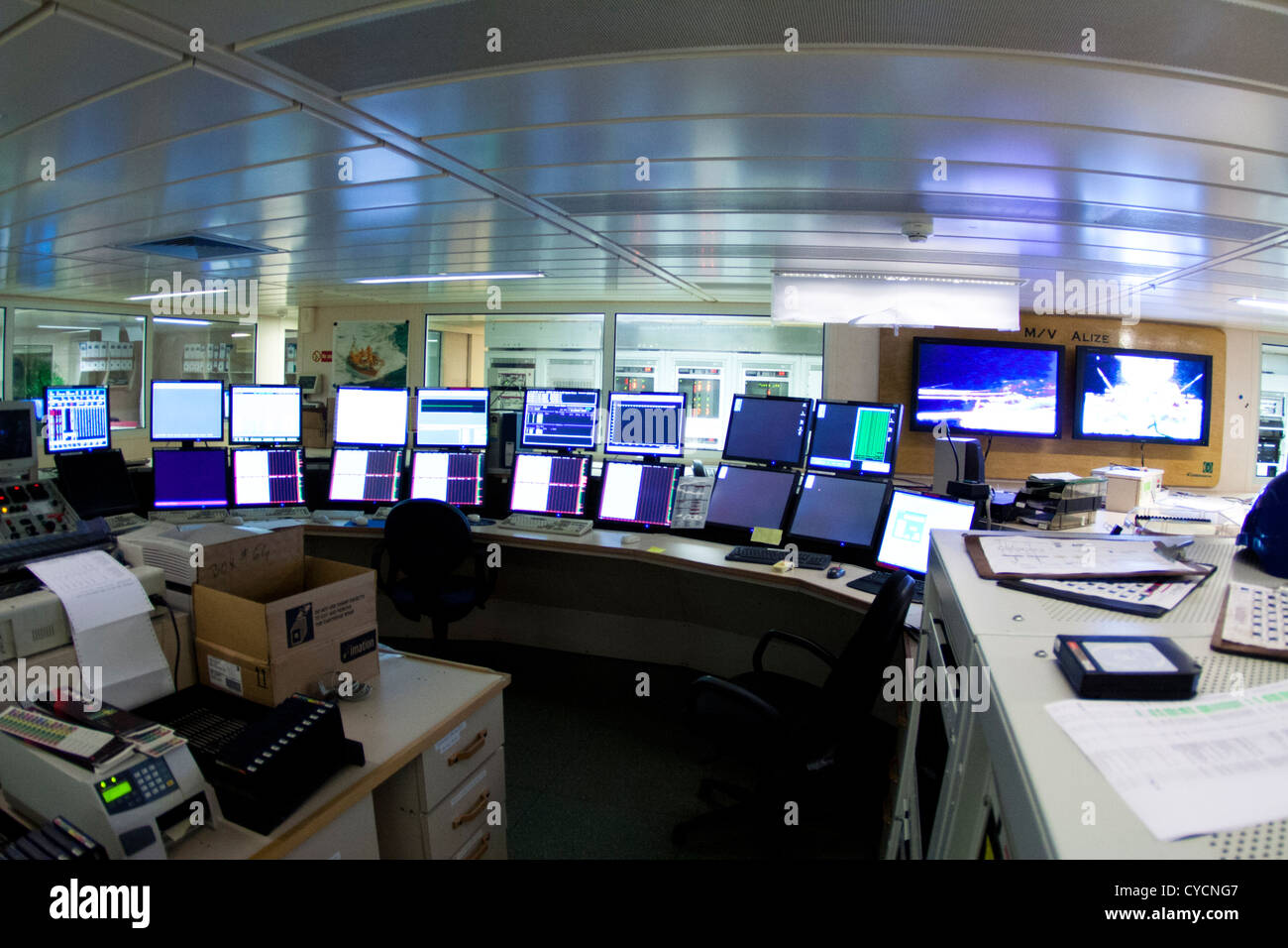 Sala de instrumentos con equipo de procesamiento de datos y puntos de navegación en el buque sísmico Alizé CGG. Foto de stock