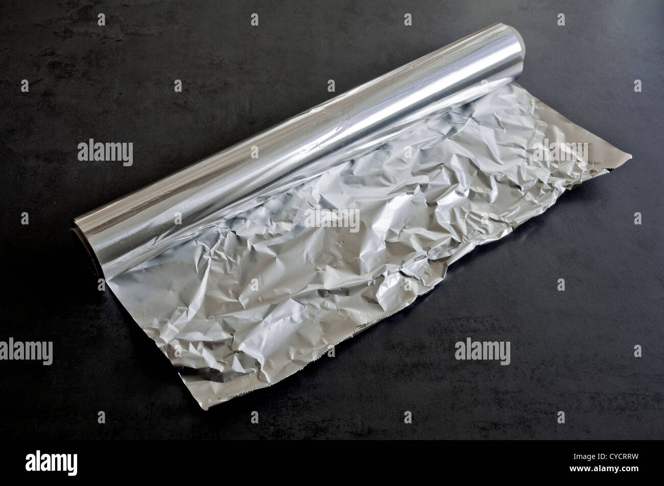 Lámina de aluminio / un rollo de lámina de estaño: se utiliza a menudo  cuando se cocina o alternativamente como una envoltura para proteger los  alimentos mientras están almacenados Fotografía de stock -