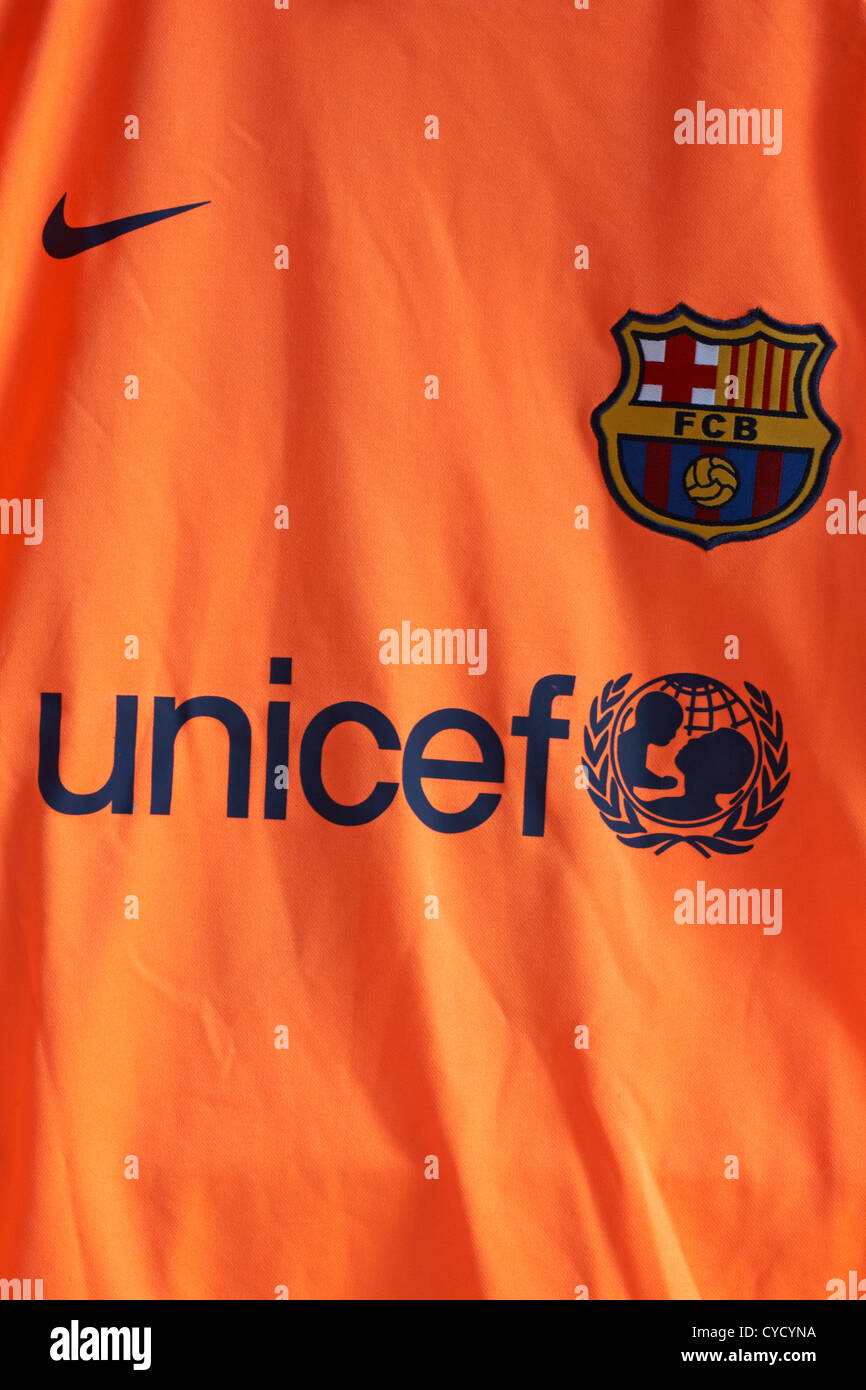 Insignias con el logotipo de UNICEF en la camiseta de fútbol color naranja  del FC Barcelona Fotografía de stock - Alamy