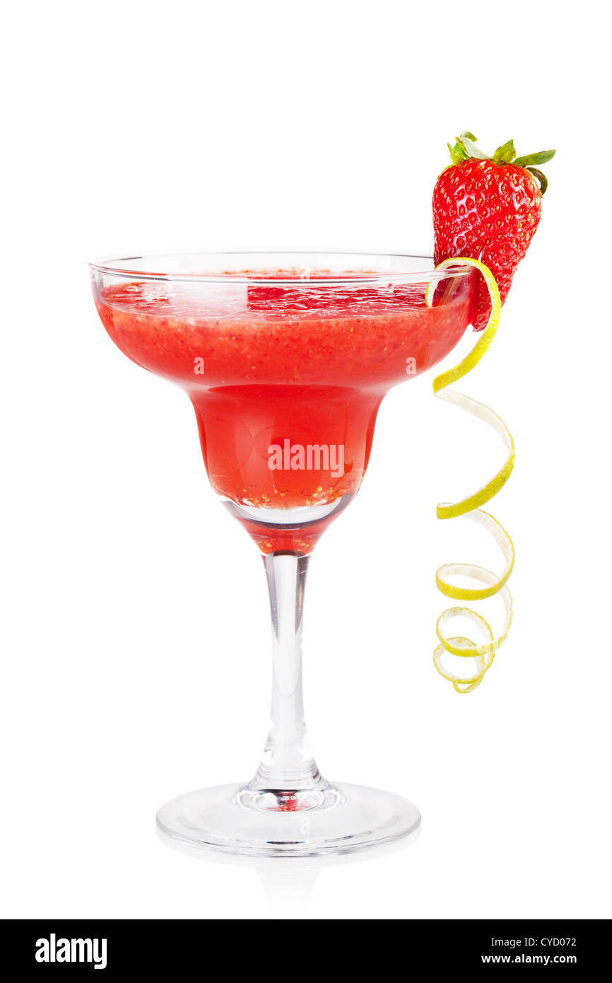 Cóctel daiquiri de fresa de alcohol. Aislado sobre fondo blanco