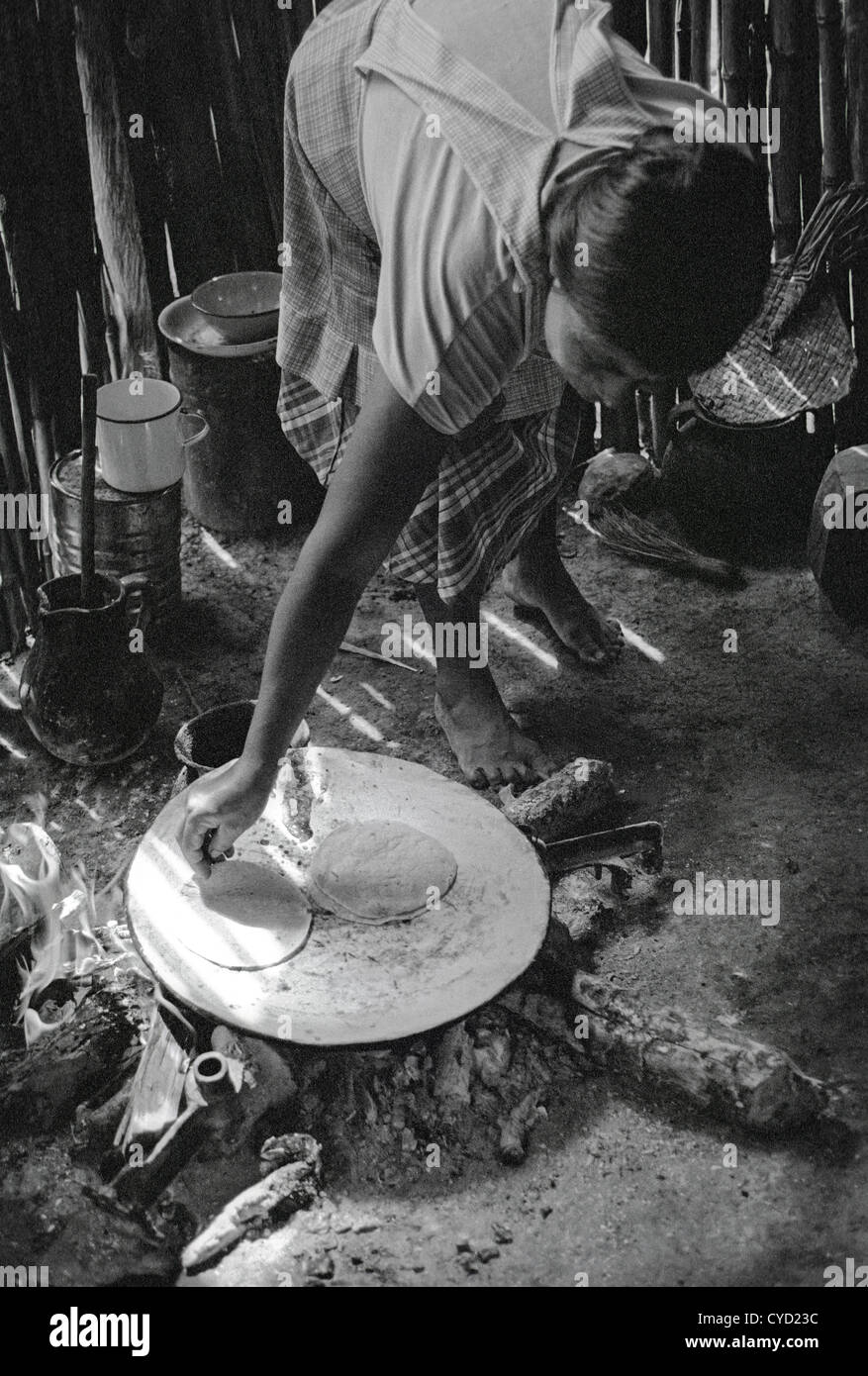 https://c8.alamy.com/compes/cyd23c/fotografia-documental-en-blanco-y-negro-de-kekchi-mujer-cociendo-las-tortillas-en-un-comal-sobre-un-fuego-abierto-en-el-piso-de-su-casa-cyd23c.jpg