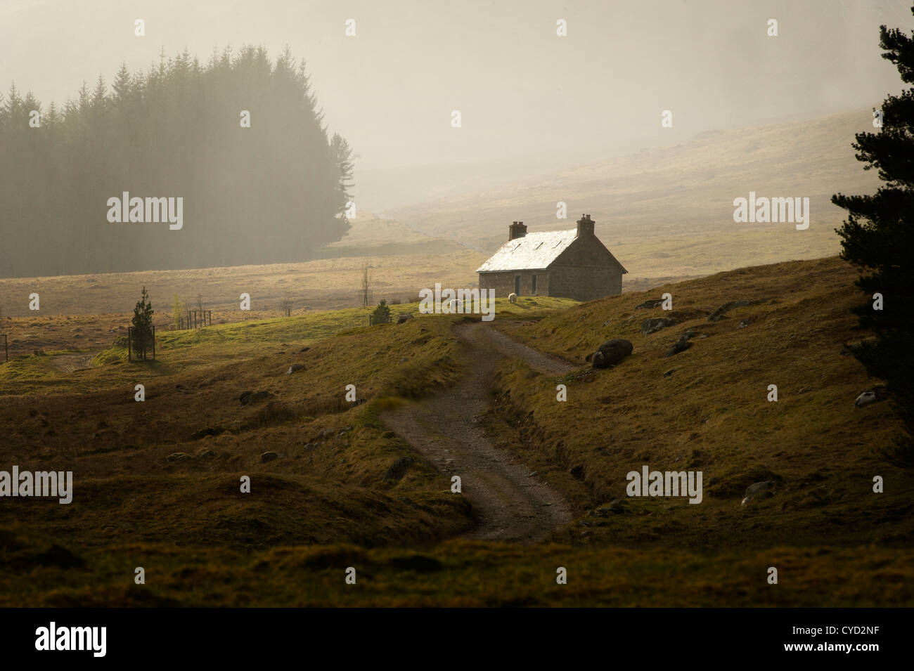 A lonely mountain bothy en el Scotish highlands un refugio para los caminantes y en el Pase Corrieyairack packpackers Foto de stock
