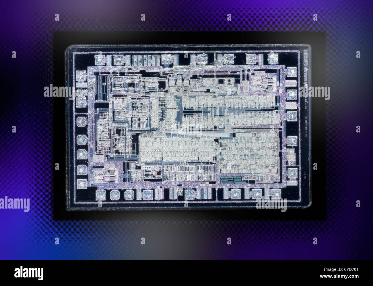 Fotografía macro de un chip de silicio, un circuito integrado, circuito amplificador de Lectura - escritura. Foto de stock