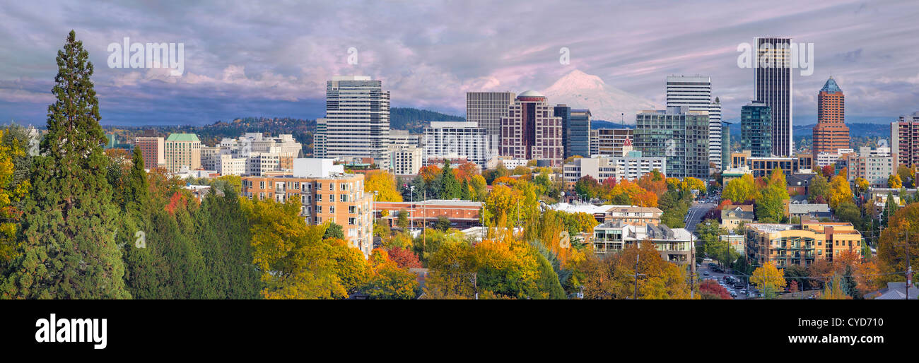 Portland, Oregón, el centro de la ciudad con el Monte Hood en el otoño Panorama Foto de stock