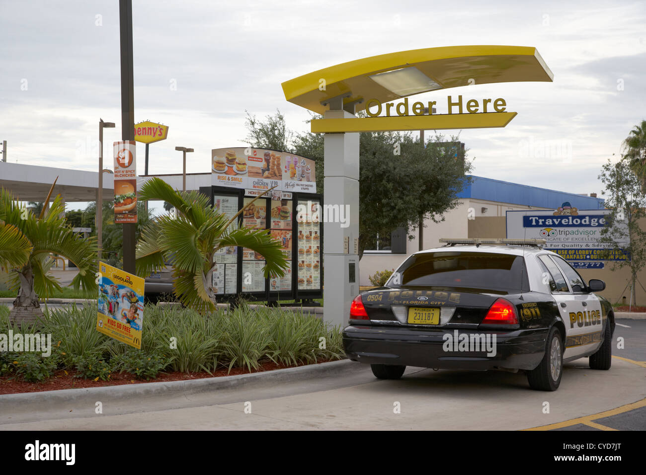 La policía cop automóvil a través de comida rápida mcdonalds conduzca a través de Florida City, EE.UU. Foto de stock
