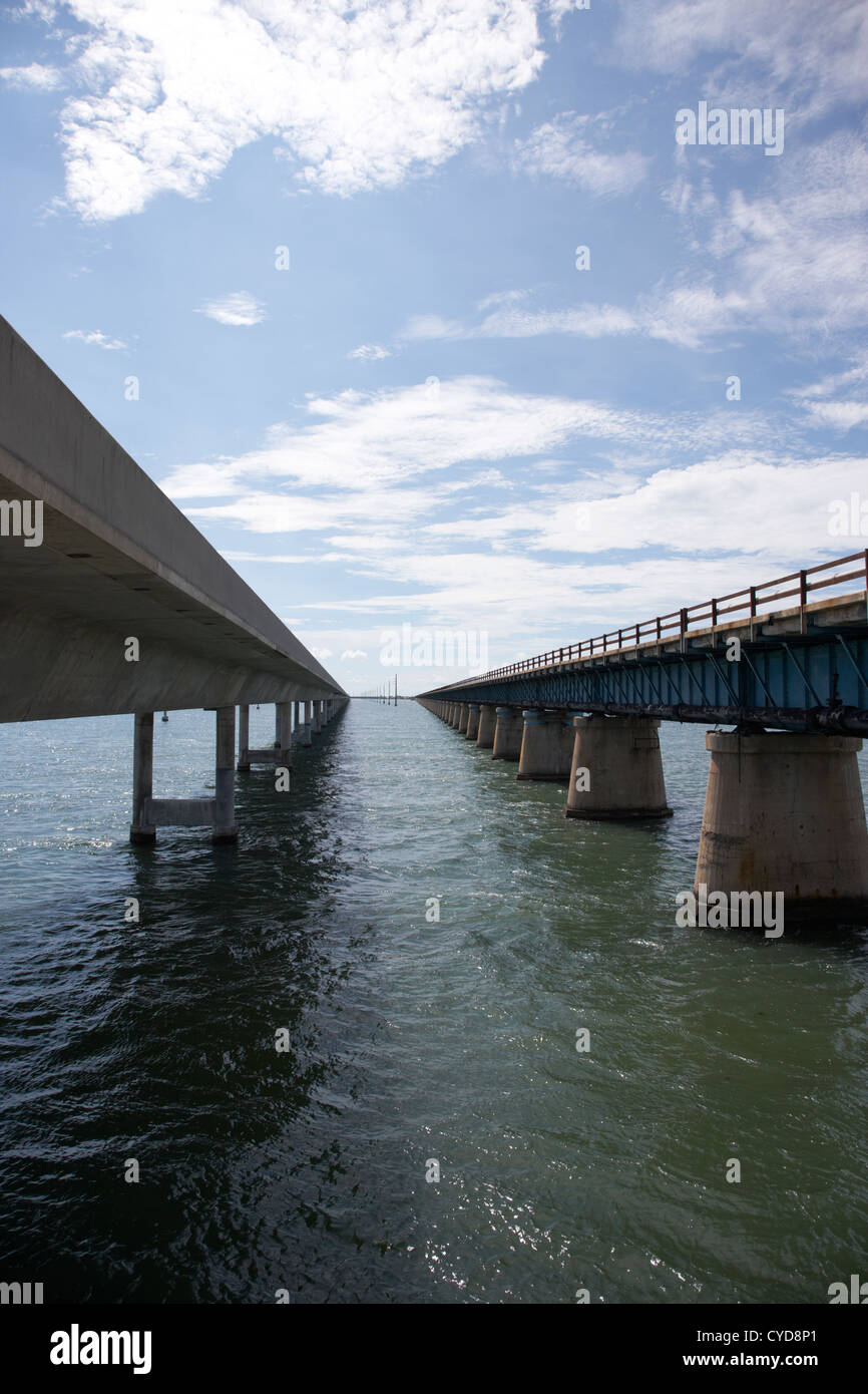 Viejos y nuevos Seven Mile Bridge en maratón en los Cayos de la florida Foto de stock