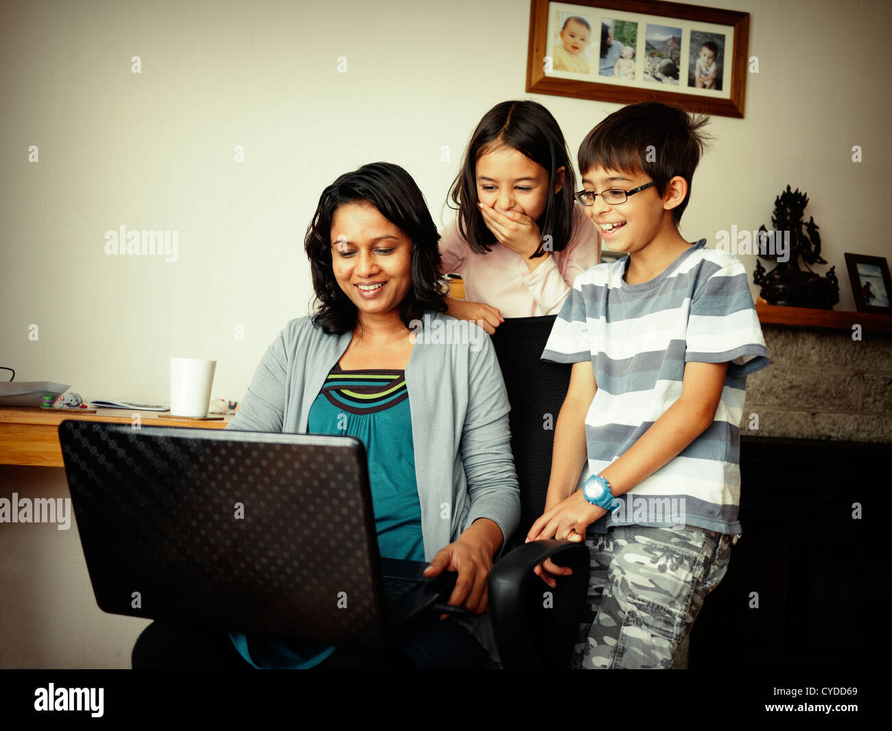 Madre, hijo e hija ver vídeos en la web. Foto de stock