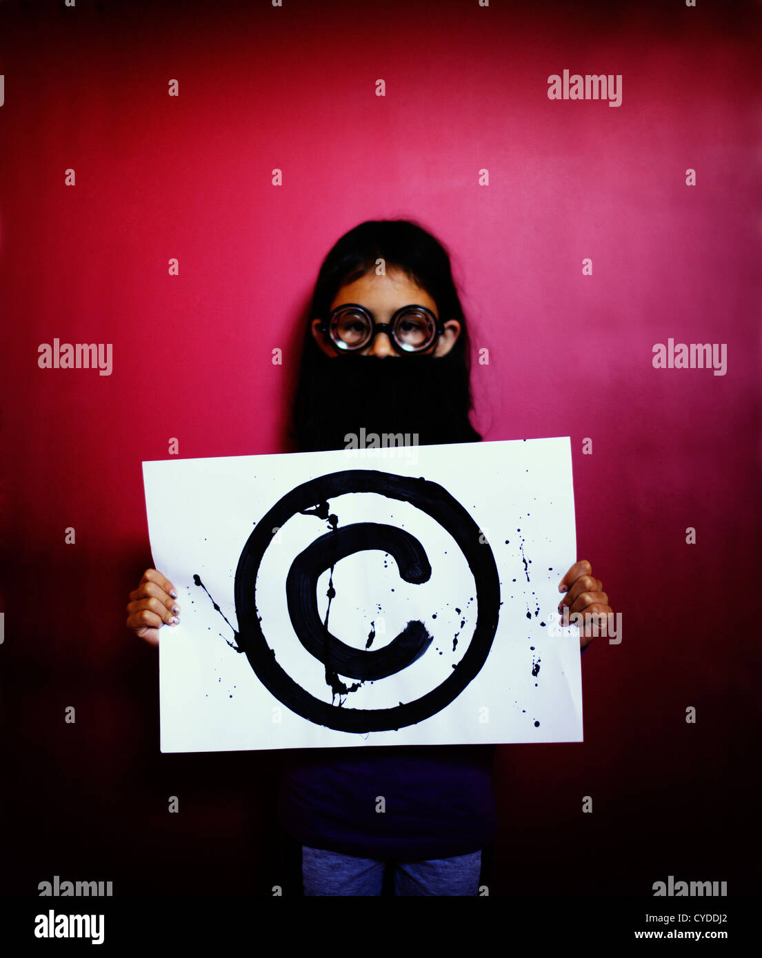 El profesor dice, 'Hands off: es Copyright'. Chica con falsa barba y gafas tiene el símbolo de copyright. Foto de stock