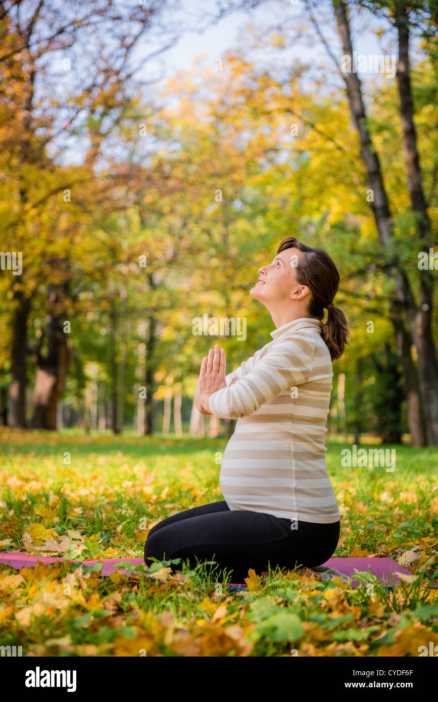 almuerzo Albany Método Mujer embarazada feliz, dando gracias a Dios en otoño de bella naturaleza  Fotografía de stock - Alamy