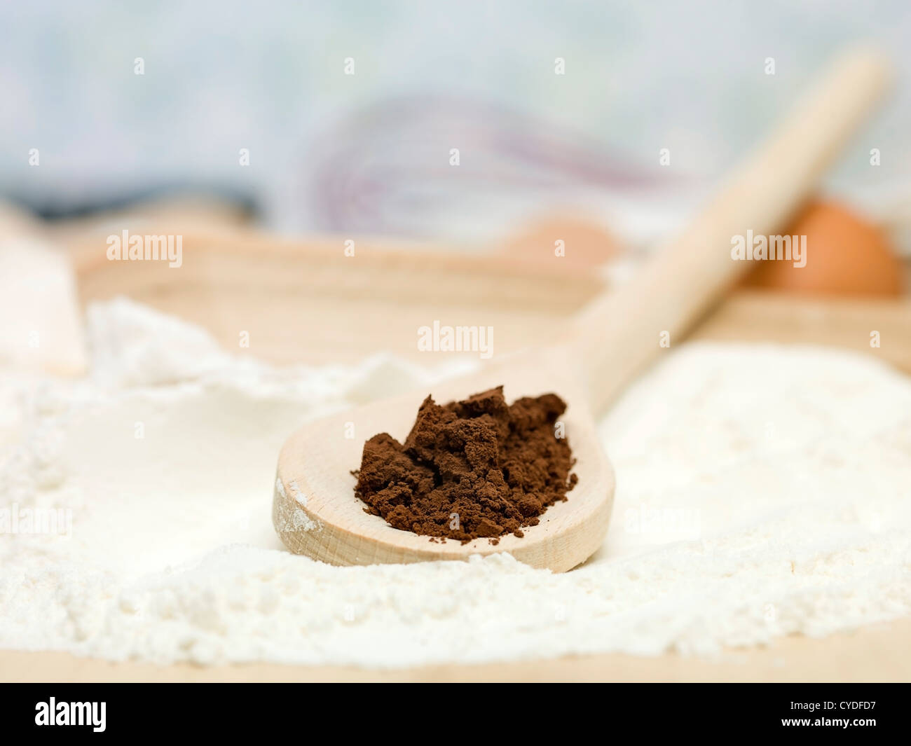 Primer plano de detalle algunos brown, condimento en polvo, colocado en una cuchara de madera , sobre un lecho de harina Foto de stock