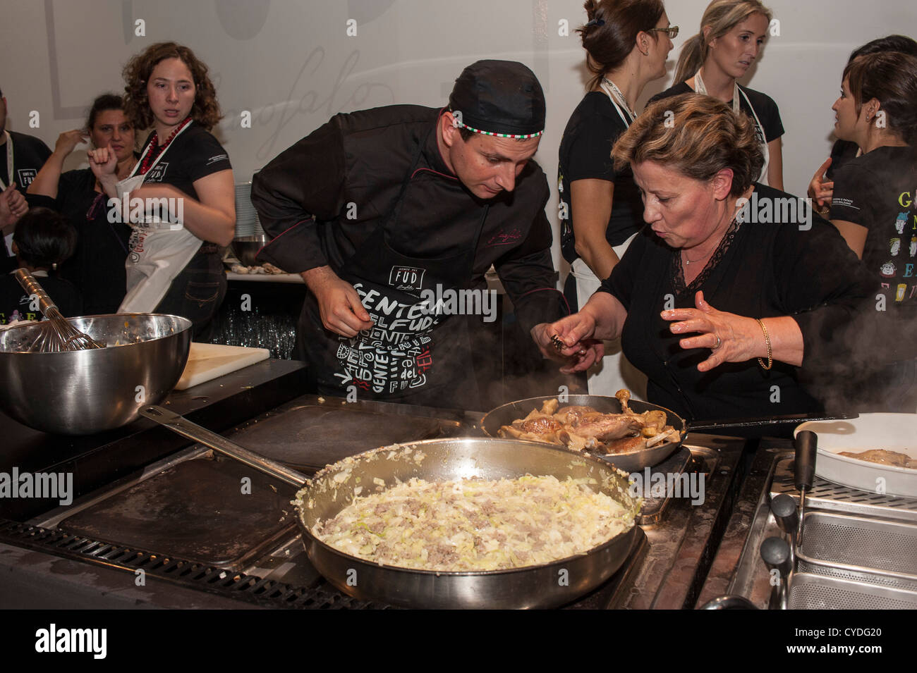 Europa Italia Salone del Gusto de Turín Piamonte cocina y cocineros en el stand de "Pasta Garofalo' Foto de stock